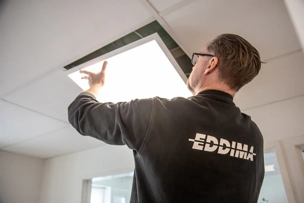 Eddimas elinstallatör i arbete