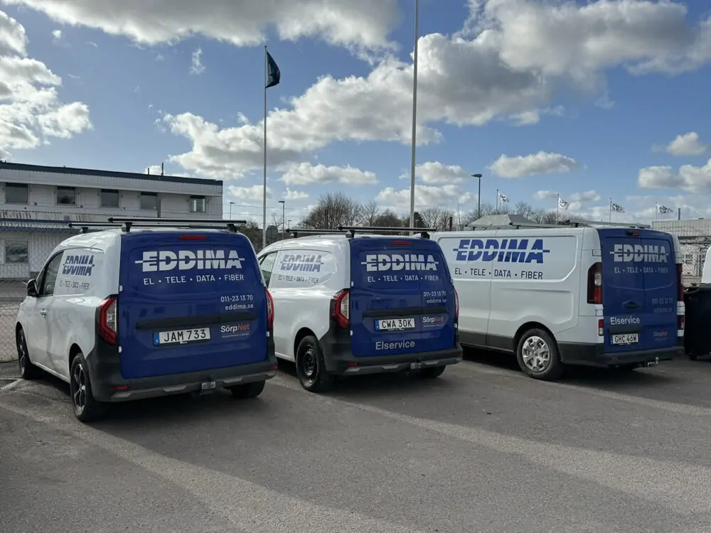 Eddimas servicebilar utanför huvudkontoret i Norrköping