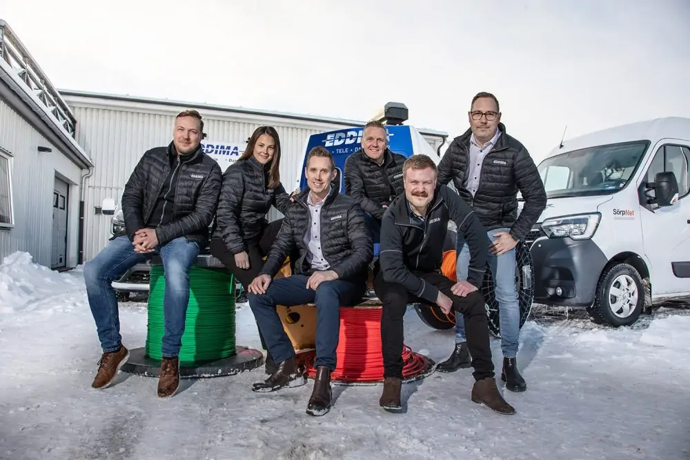 Eddimas team utanför kontoret i Norrköping